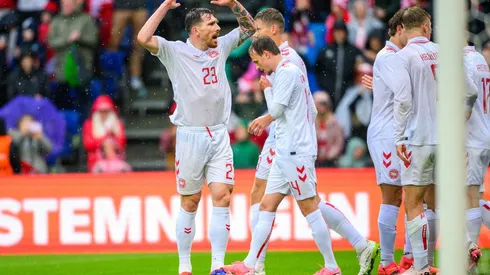 Hojberg comemora gol com seus companheiros e a torcida no amistoso da Dinamarca contra a Noruega. (MIchael Barrett Boesen / Alamy Stock Photo)