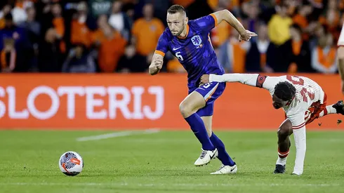 de Virj passa pela marcação de Hiebert, no amistoso entre Holanda e Canadá. (Pro Shots / Alamy Stock Photo)