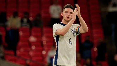 Declan Rice aplaude a torcida depois da derrota da Inglaterra para a Islândia, no dia 7 de junho. (SPP Sport Press Photo. / Alamy Stock Photo)