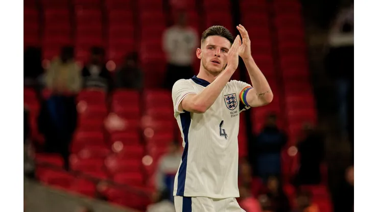Declan Rice aplaude a torcida depois da derrota da Inglaterra para a Islândia, no dia 7 de junho. (SPP Sport Press Photo. / Alamy Stock Photo)