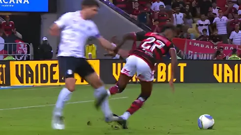 Lance em Flamengo x Grêmio, onde Kannemann comete pênalti em Bruno Henrique, que depois foi anulado. foto: reprodução
