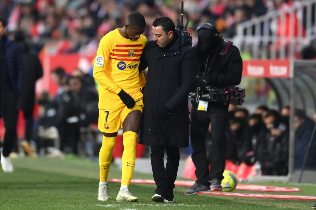 2023 | Girona | Ousmane Dembélé do FC Barcelona deixa o campo, enquanto Xavi Hernández conversa com ele (Photo by David Ramos/Getty Images)