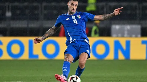 Scamacca em ação pela Itália, no amistoso contra a Bósnia. (Zuma Press / Alamy Stock Photo)