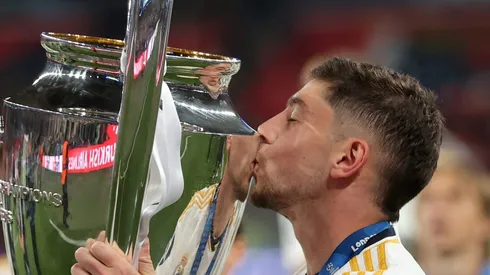 Federico Valverde beija a taça da Champions. Foto: Alex Pantling/Getty Images