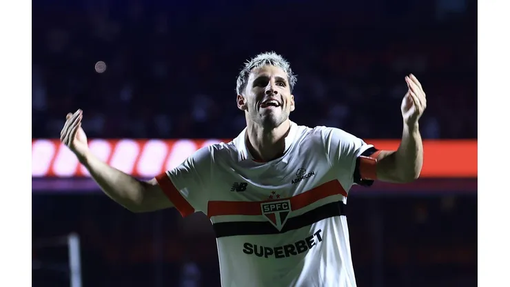 Calleri comemora gol contra o Cruzeiro, na vitória de 2 a 0 do São Paulo. (AGIF / Alamy Stock Photo)