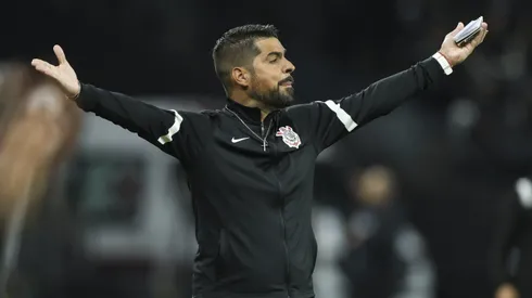 António Oliveira, do Corinthians, segue procurando um novo goleiro titular.
