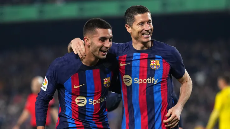 Lewandowski e Ferran Torresm juntos no Barcelona. Foto: Alex Caparros/Getty Images