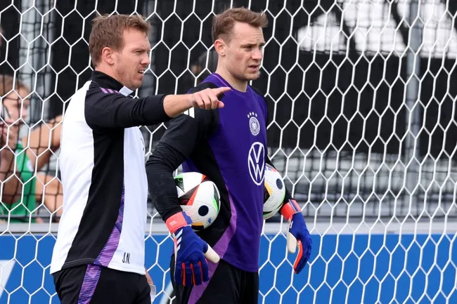 Julian Nagelsmann e Manuer Neuer durante treino. (Photo by Alexander Hassenstein/Getty Images)