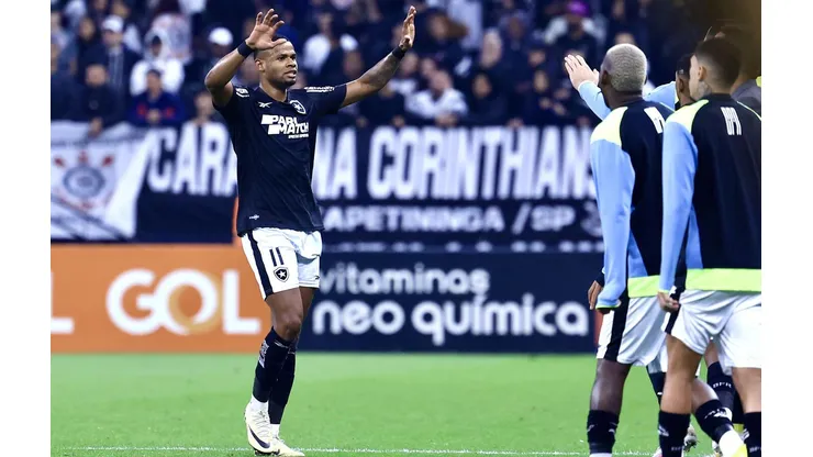 Junior Santos do Botafogo comemora seu gol durante partida contra no estádio Arena Corinthians. (AGIF / Alamy Stock Photo)
