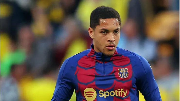Barcelona: Flick não quer, mas Vitor Roque pode fechar com um dos maiores clubes do mundo.