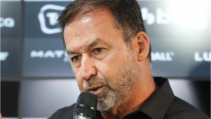 Corinthians de Augusto Melo surpreende e tenta a contratação de ex-jogador do Barcelona.