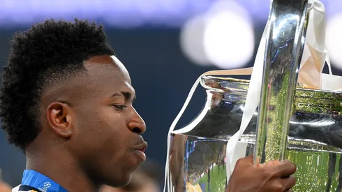 Vini Jr com a taça da Champions League. Foto: Justin Setterfield/Getty Images