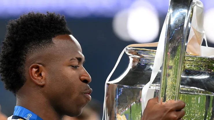 Vini Jr com a taça da Champions League. Foto: Justin Setterfield/Getty Images