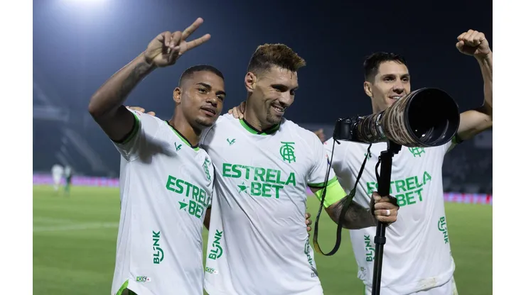 Jogadores do América-MG comemoram gol durante partida da Série B (Sipa US / Alamy Stock Photo)