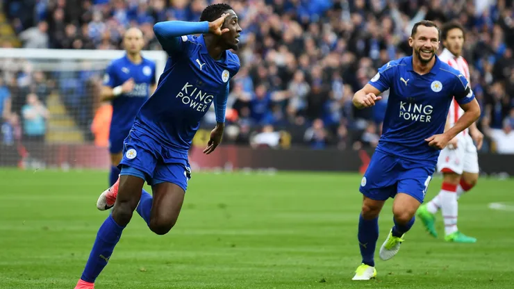 Ndidi comemorando gol com a camisa do Leicester