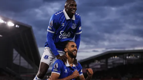 Dominic Calvert-Lewin do Everton comemorando gol com Abdoulaye Doucoure