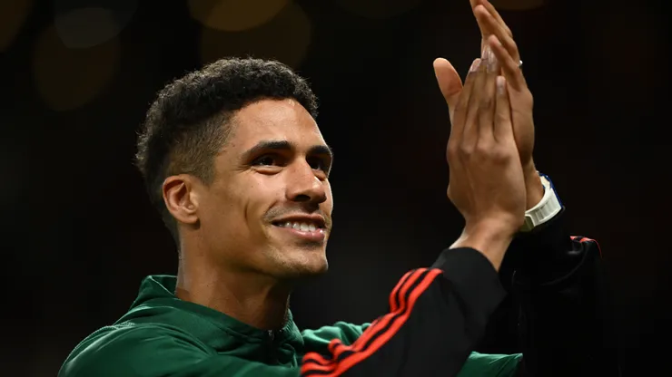 Saída de Varane foi confirmada pelo Manchester United (Foto: Gareth Copley/Getty Images)