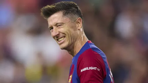 Barcelona negocia venda de Robert Lewandowski para outro clube europeu, afirma jornalista. (Photo by Fran Santiago/Getty Images)
