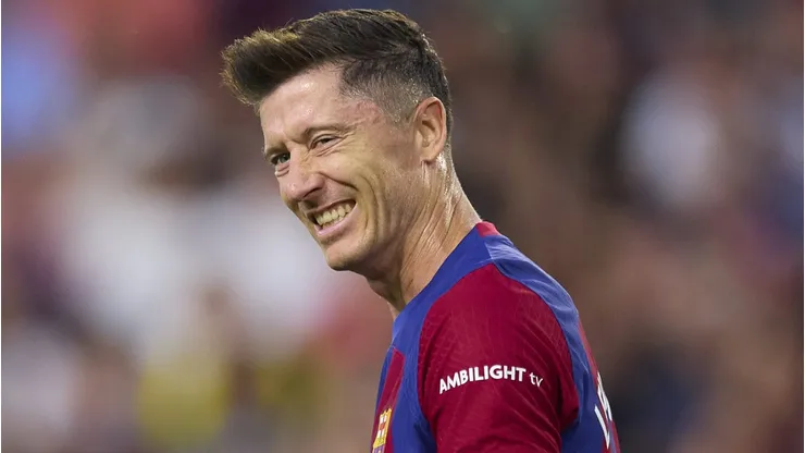 Barcelona negocia venda de Robert Lewandowski para outro clube europeu, afirma jornalista. (Photo by Fran Santiago/Getty Images)