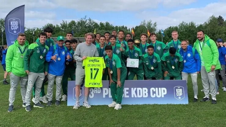 Kevin De Bruyne posa com camisa personalizada do Palmeiras Divulgação