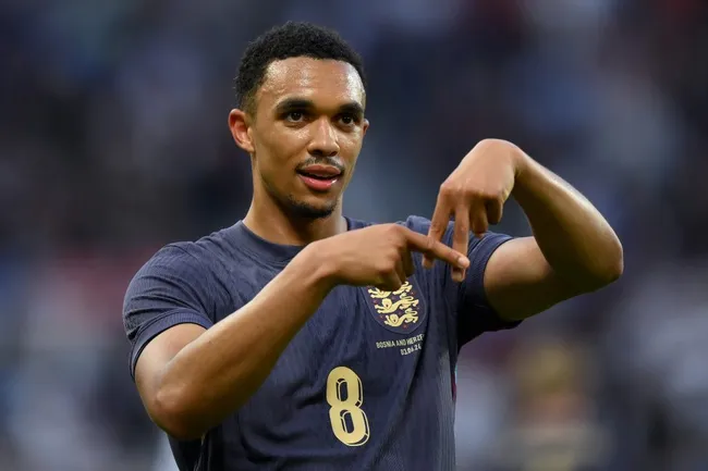 Trent Alexander-Arnold celebrando gol pela Inglaterra. (Photo by Justin Setterfield/Getty Images)