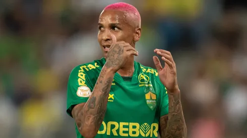 Deyverson em partida pelo Cuiabá