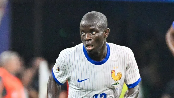 Bild zeigt: v.l.n.r. N Golo Kanté 13, Frankreich mit Ball am Fuß, Aurélien Tchouaméni 8, Frankreich, 10.07.2024, München, Fussball, Europameisterschaft, Spanien - Frankreich, EVENT REGULATIONS PROHIBIT ANY USE OF PHOTOGRAPHS AS IMAGE SEQUENCES AND/OR QUASI-VIDEO. *** Picture shows from l to r N Golo Kanté 13, France with ball on foot, Aurélien Tchouaméni 8, France , 10 07 2024, Munich, Soccer, European Championship, Spain France, EVENT REGULATIONS PROHIBIT ANY USE OF PHOTOGRAPHS AS IMAGE SEQUENCES AND OR QUASI VIDEO xklx
