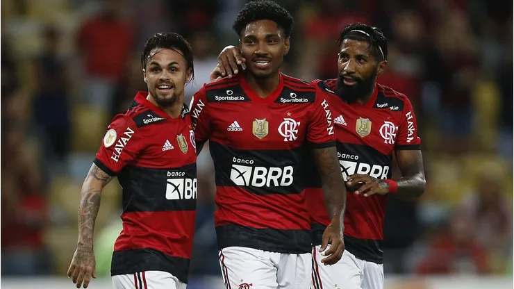 Multicampeão pelo Flamengo prepara retorno ao futebol brasileiro e quer voltar ao Mengão. (Photo by Wagner Meier/Getty Images)