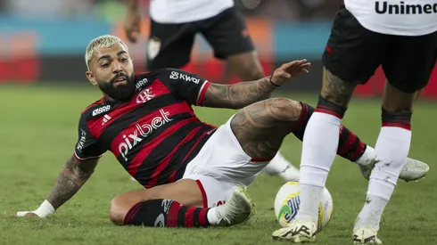 Gabigol em batalha pela bola na partida entre Flamengo e Atlético-GO, pelo Brasileirão. (Sipa US / Alamy Stock Photo)