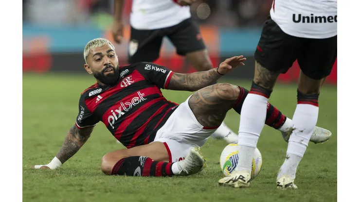 Gabigol em batalha pela bola na partida entre Flamengo e Atlético-GO, pelo Brasileirão. (Sipa US / Alamy Stock Photo)