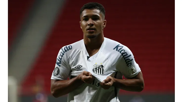 Gigante inglês entra na briga com Roma e Sporting para contratar Marcos Leonardo