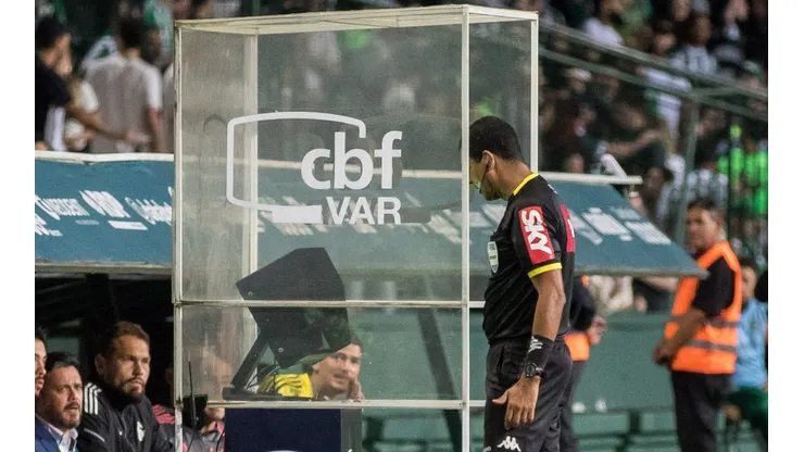Foto: Robson Mafra/AGIF - Árbitros brasileiros