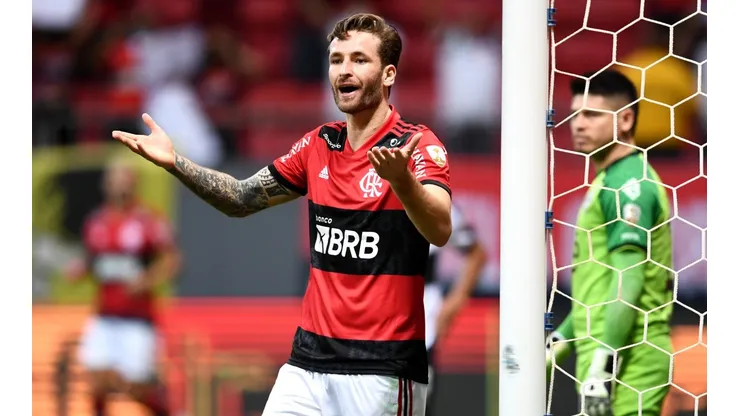 Léo Pereira cobrou os colegas de defesa do Flamengo