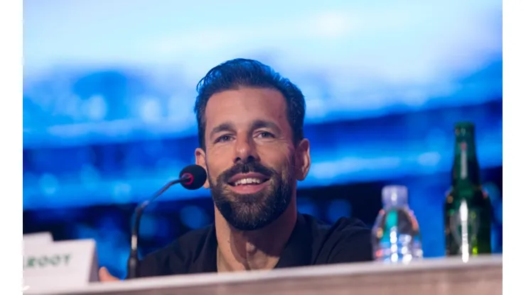 Van Nistelrooy ex-jogador de futebol.