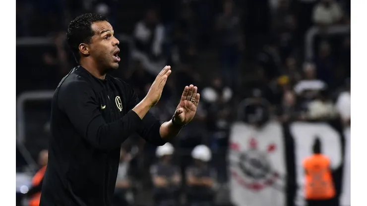 Oficial: Fernando Lázaro é demitido e grande nome pode ser anunciado nas próximas horas