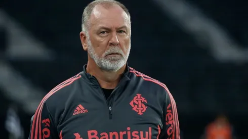 Mano Menezes se irrita e rebate críticas mencionando o Fluminense