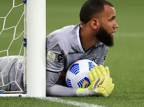 Que isso! Everson encontra objeto inusitado no gramado do Mineirão