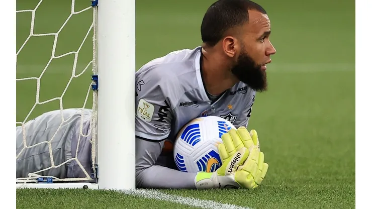 Everson disse que encontrou uma porca, de prender parafuso, no gramado do Mineirão