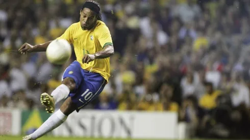 Foto: Mike Hewitt/Getty Images - Ronaldinho Gaúcho cobrando falta