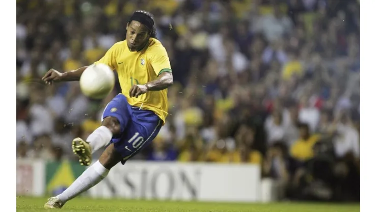 Foto: Mike Hewitt/Getty Images - Ronaldinho Gaúcho cobrando falta