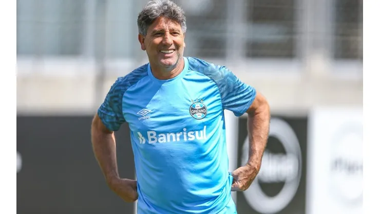 Grêmio surpreende e fecha com 'medalhão' de rival