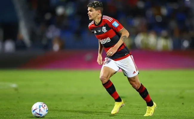 Ayrton Lucas em ação pelo Flamengo no Mundial de Clubes. (Foto: Getty images)
