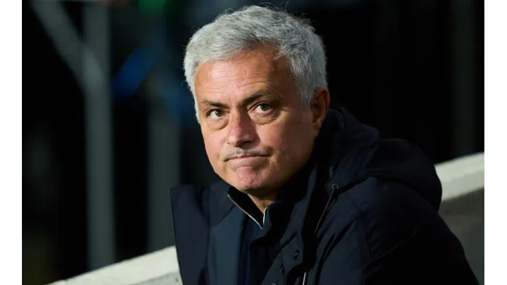 Mourinho decidiu permanecer na Roma.