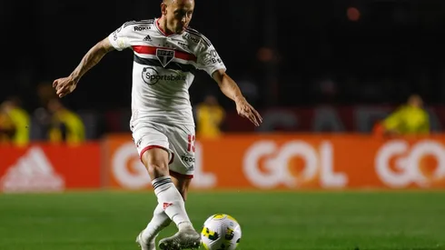 Na mira do Coritiba, Rafinha toma atitude surpreendente e define onde vai jogar