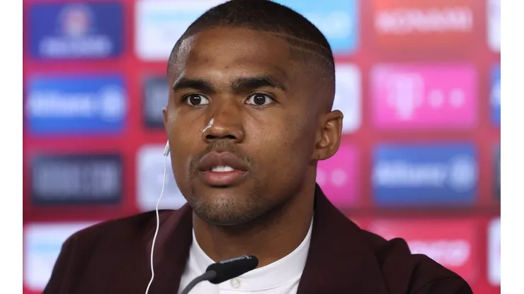 FC Bayern Muenchen Unveils Newly Signed Players Marc Roca And Douglas Costa