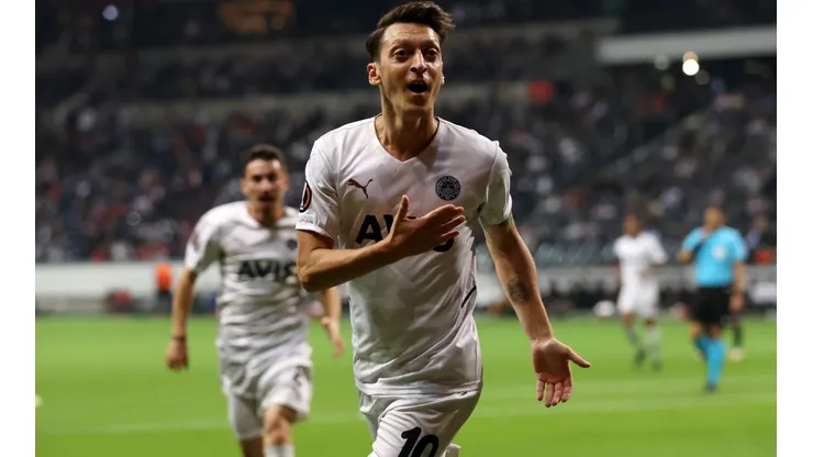 Özil surpreende e toma grande decisão na carreira