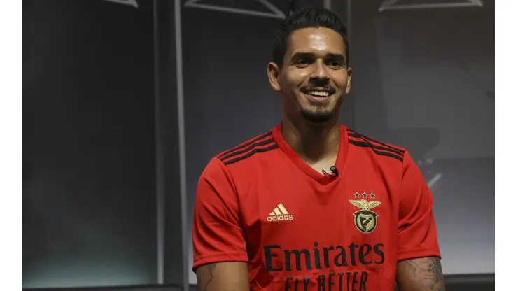 Treinador de gigante brasileiro pede a contratação de Lucas Veríssimo e clube pode 'ir com tudo'; Zagueiro também está na mira do Corinthians e Palmeiras