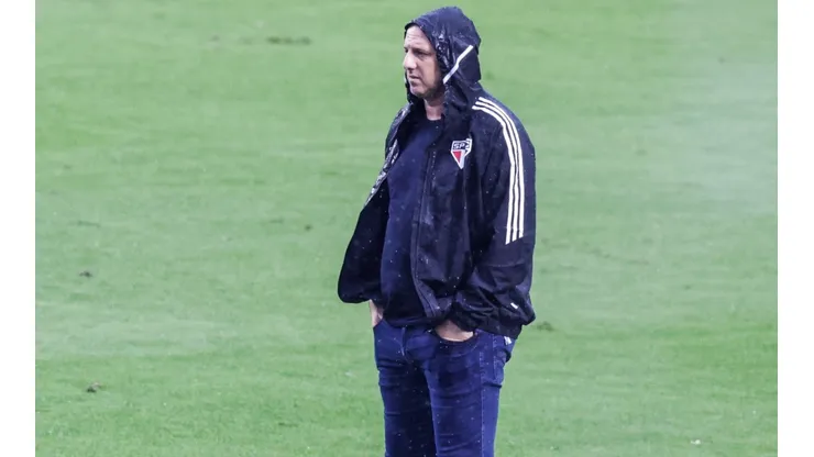 Rogério Ceni vai continuar à frente do São Paulo