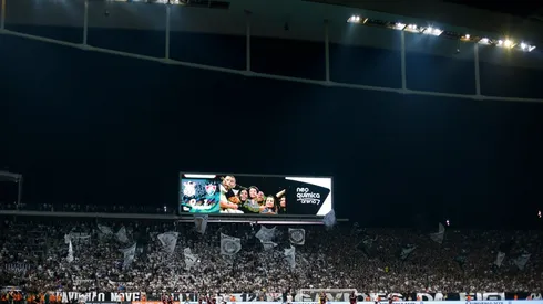 Torcida do Corinthians invade CT Joaquim Grava