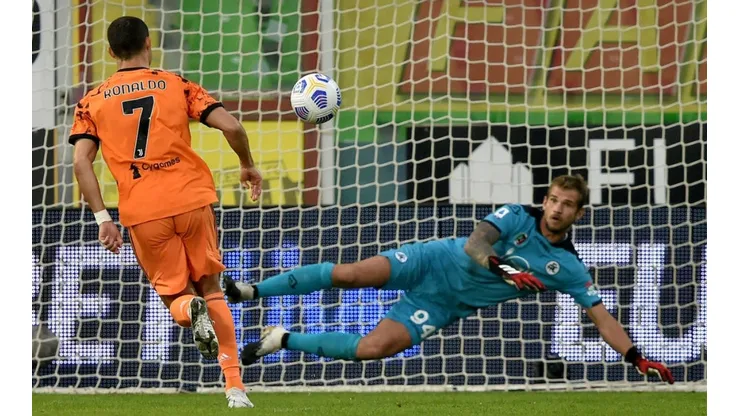 Foto: Giuseppe Bellini/Getty Images - Cristiano Ronaldo batendo pênalti